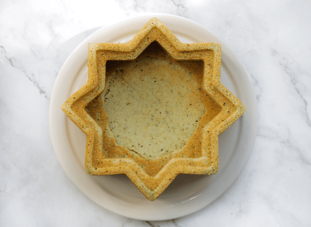 Laat de cake 10-12 minuten afkoelen voordat je deze uit de bakvorm haalt. Leg er een platte bord op en draai de cake om. Laat de cake compleet afkoelen.
