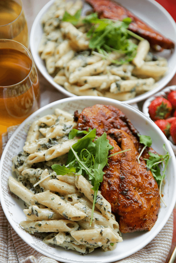 Verdeel de kipfilet samen met de romige penne over een bord. Eet smakelijk!