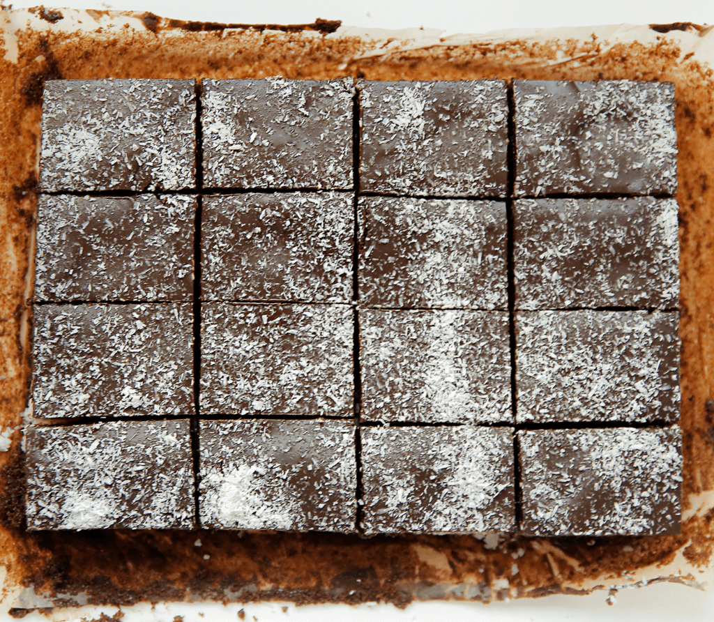 Snijd de chocolade kokoscake in stukken en geniet ervan!