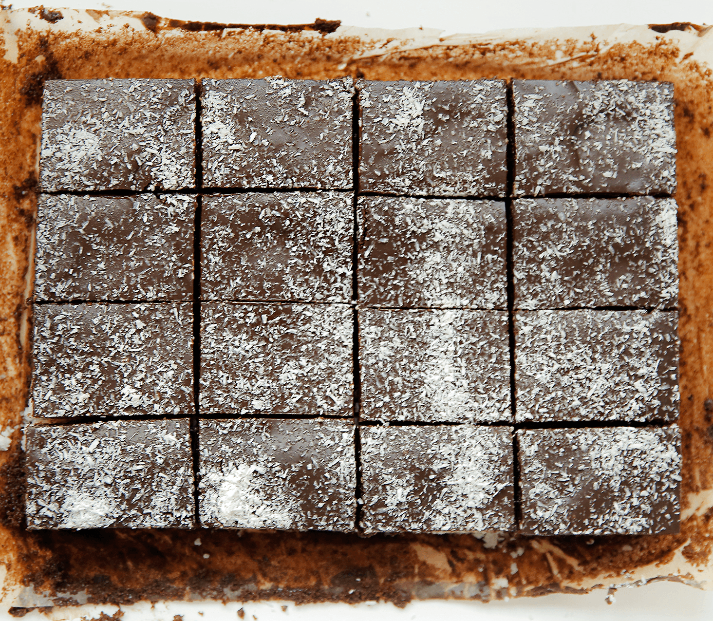 Chocolade kokoscake aansnijden in stukken Kookmutsjes