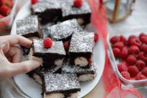 Chocolade kokoscake met ganache Kookmutsjes