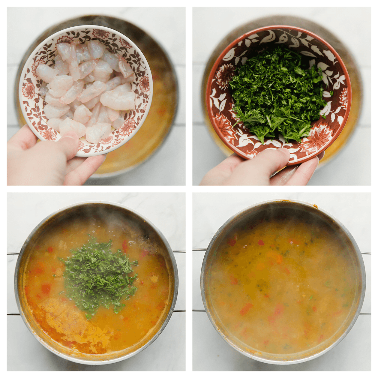 Garnalen en peterselie toevoegen aan de soep en 5 minuten koken