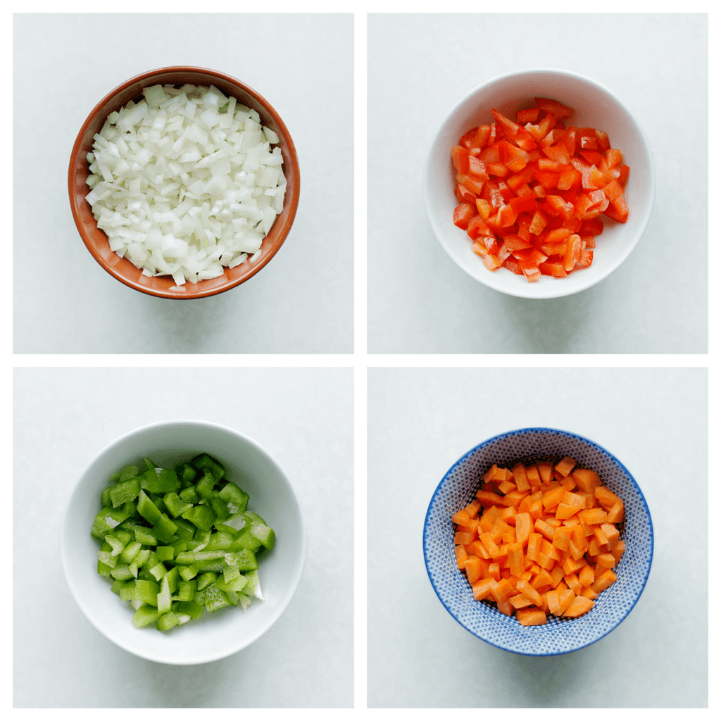 Pel en snipper de gele ui. Snijd de rode paprika, groene paprika en wortel in blokjes. 