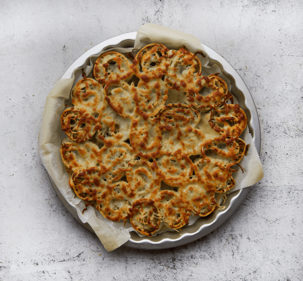 Zet de gevulde gehaktwraps in een voorverwarmde oven op 200 ℃. Bak 10-15 minuten of tot de kaas is gesmolten.