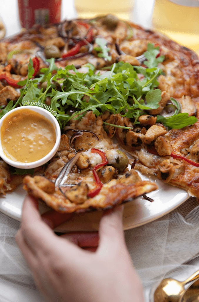 Pizza-wrap met kip puntje pakken eindresultaat