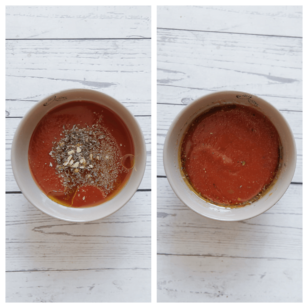 Doe de gezeefde tomatensaus samen met het water, de Italiaanse kruiden en olijfolie in een kom. Meng goed.