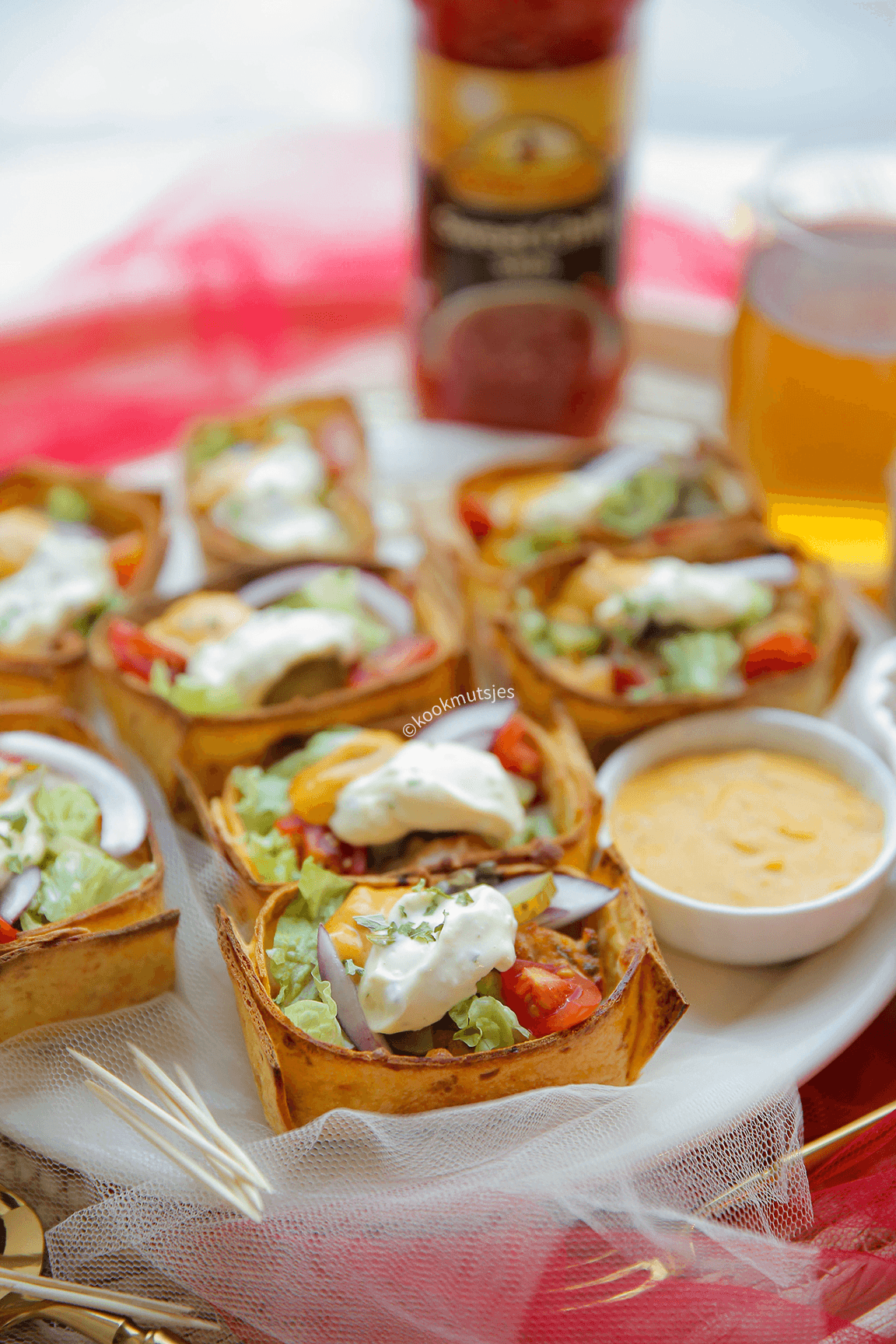 Tortilla cups gevuld met kip eindresultaat