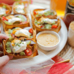 Tortilla cups met kip kookmutsjes