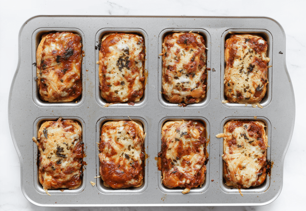 Zet de bladerdeeghapjes in een voorverwarmde oven op 200 ℃. Bak 10-15 minuten of tot de kaas goudbruin is gekleurd.