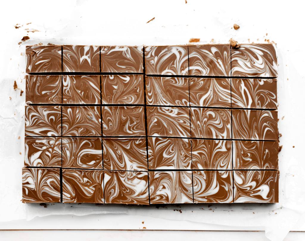 Snijd de crispy marmerkoek in mooie blokjes.