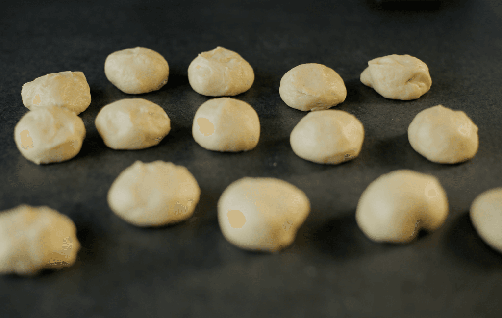 Verdeel het deeg in 15 stukken (48 g per bol).
