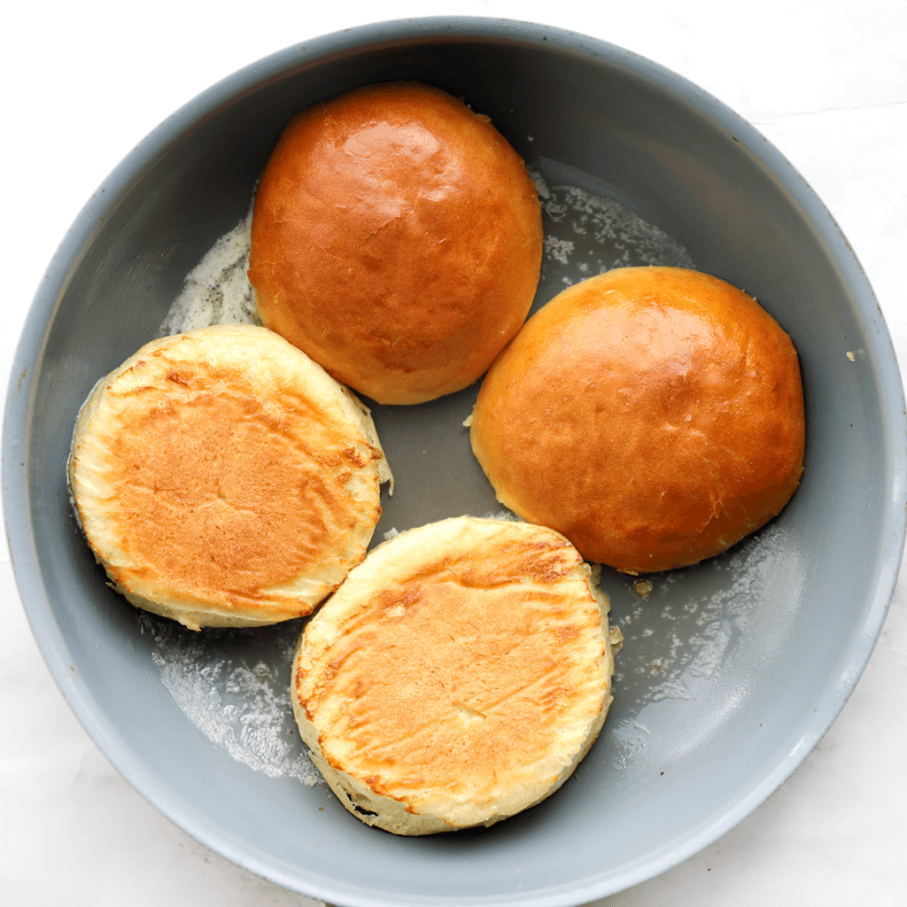 Homemade burgerbroodjes voorbakken in wat roomboter