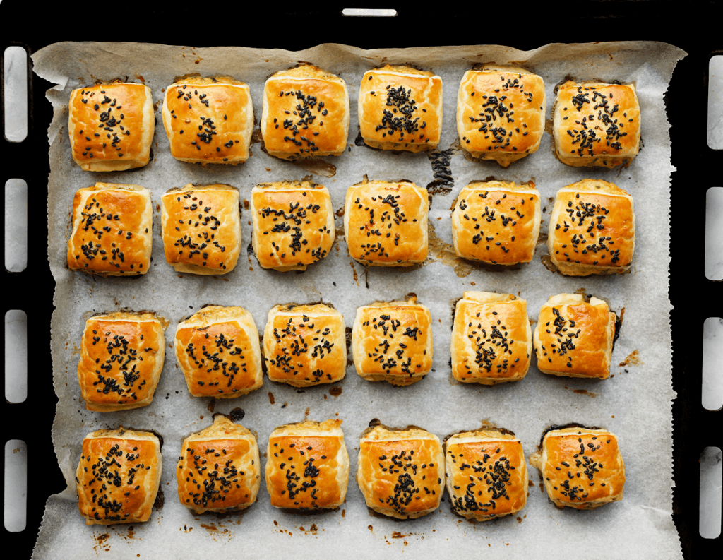 Zet de bladerdeeg kiphapjes in een voorverwarmde oven op 200 ℃. Bak 12-15 minuten of tot de kiphapjes mooi goudbruin zijn gekleurd.