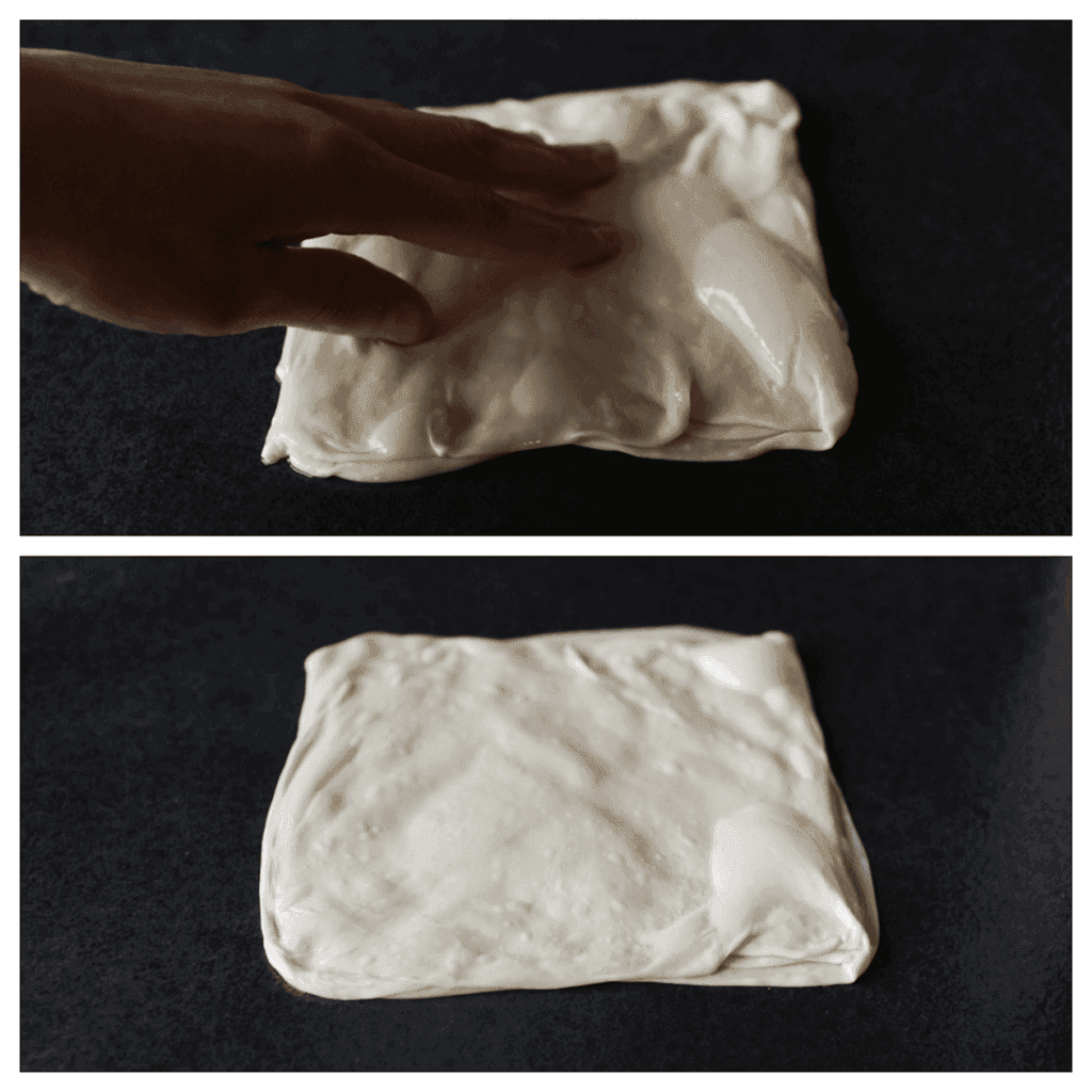 Verhit de koekenpan op middelhoog vuur. Begin met de eerste msmen die je hebt gevouwen (werk alleen op een ingevette werkplek). Vet je handen goed in en veeg met je vingertoppen het uiteinde plat om het formaat te verdubbelen (21 bij 20 cm).