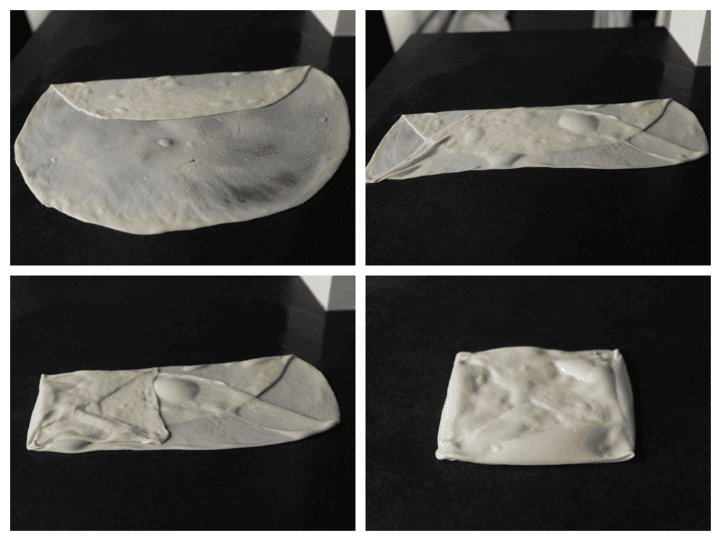 Vouw het flinterdunne deeg naar binnen in vier delen. Vorm het deeg tot een vierkant pakketje van 15 cm. Strooi wat fijne griesmeel aan beide kanten van het deeg. Herhaal de werkwijze bij het resterende deeg.