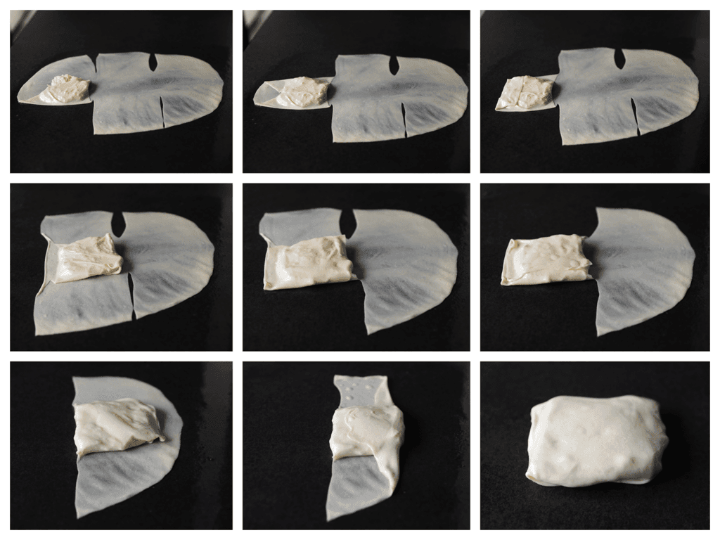 Het deeg bestaat nu uit drie delen. Vouw het deeg in per deel totdat er een pakketje is ontstaan (werk van links naar rechts, zie foto’s).