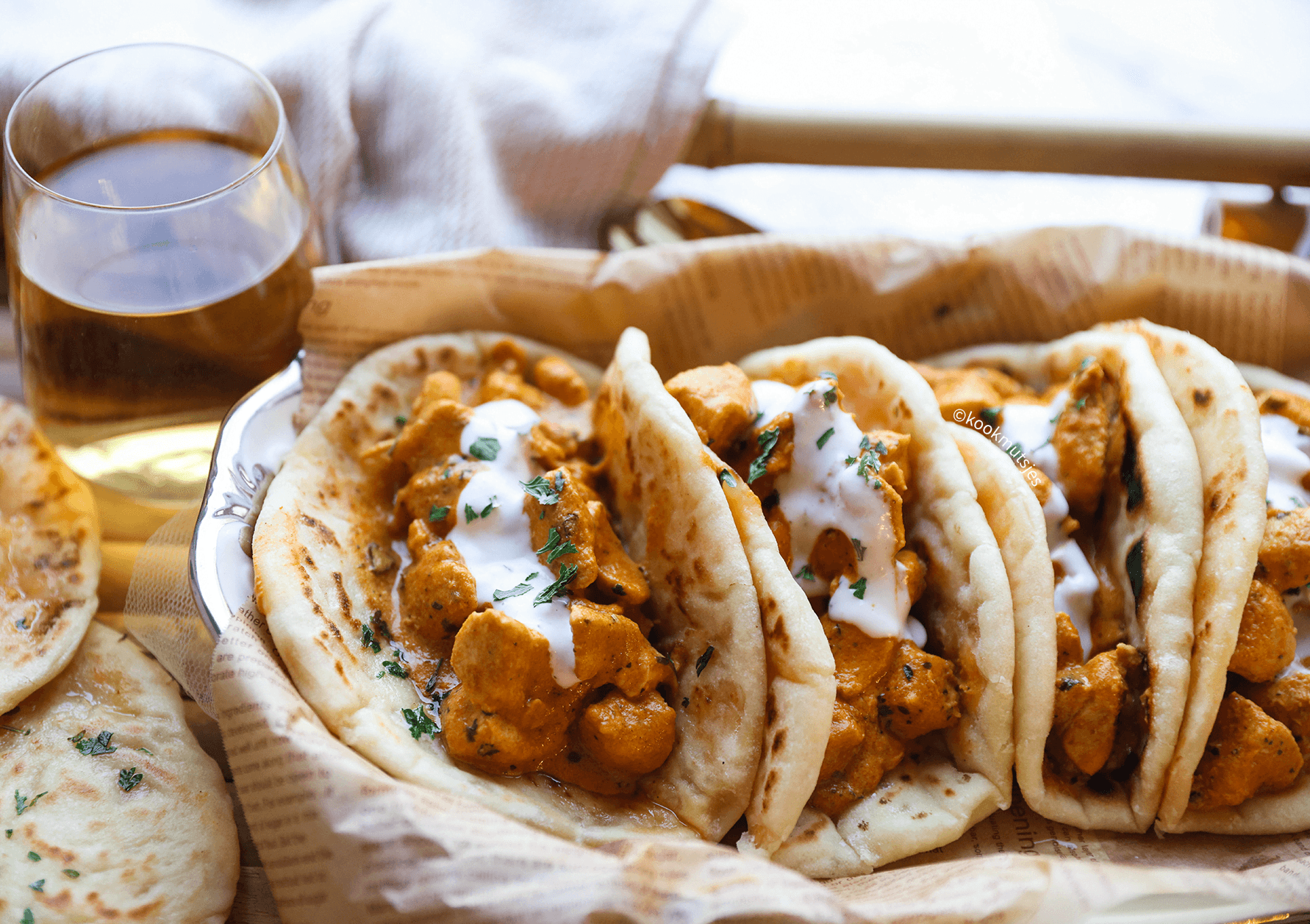 Naan gevuld met kaas en kip