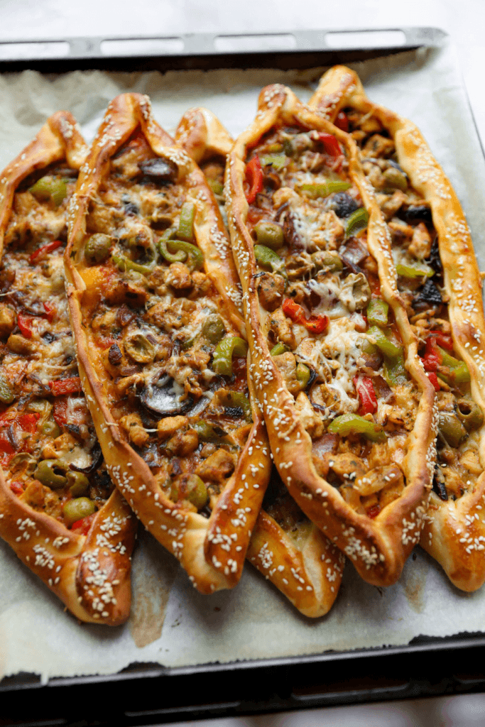 Pide met kip op bakplaat