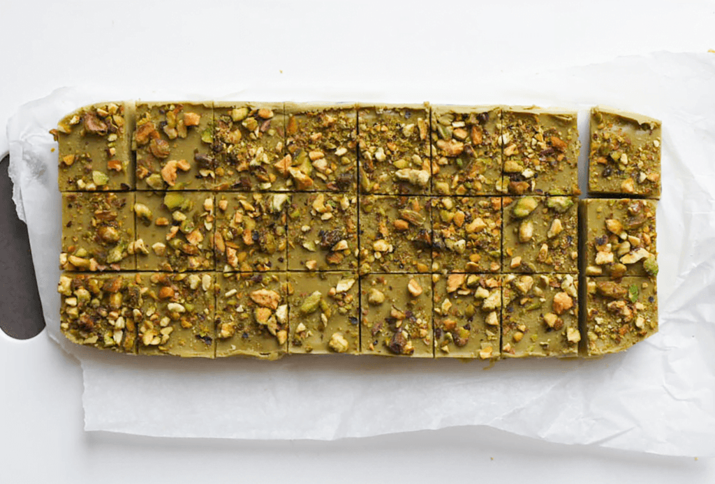 Snijd de pistachefudge in kleine blokjes.