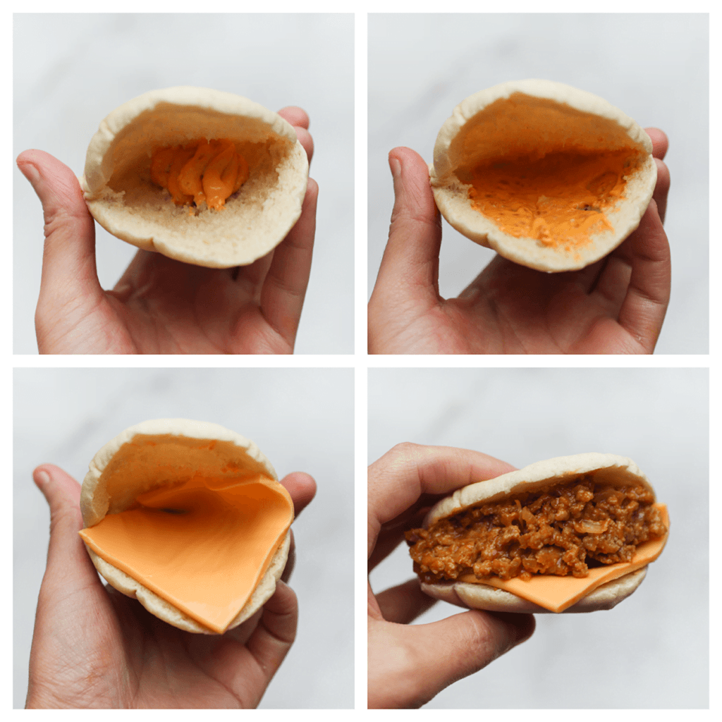 Neem een pitabroodje en snijd deze open. Voeg wat samurai saus/knoflooksaus toe en smeer goed uit. Leg er een plakje cheddar kaas op gevolgd door het gehaktmengsel. 