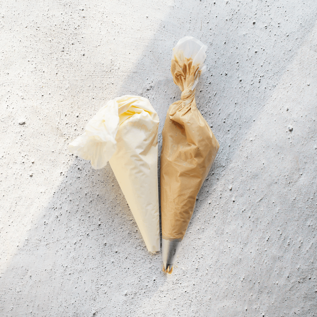 Doe de slagroom in een spuitzak. Doe de speculoosroom in een spuitzak, vergeet hierbij het spuitmondje niet.