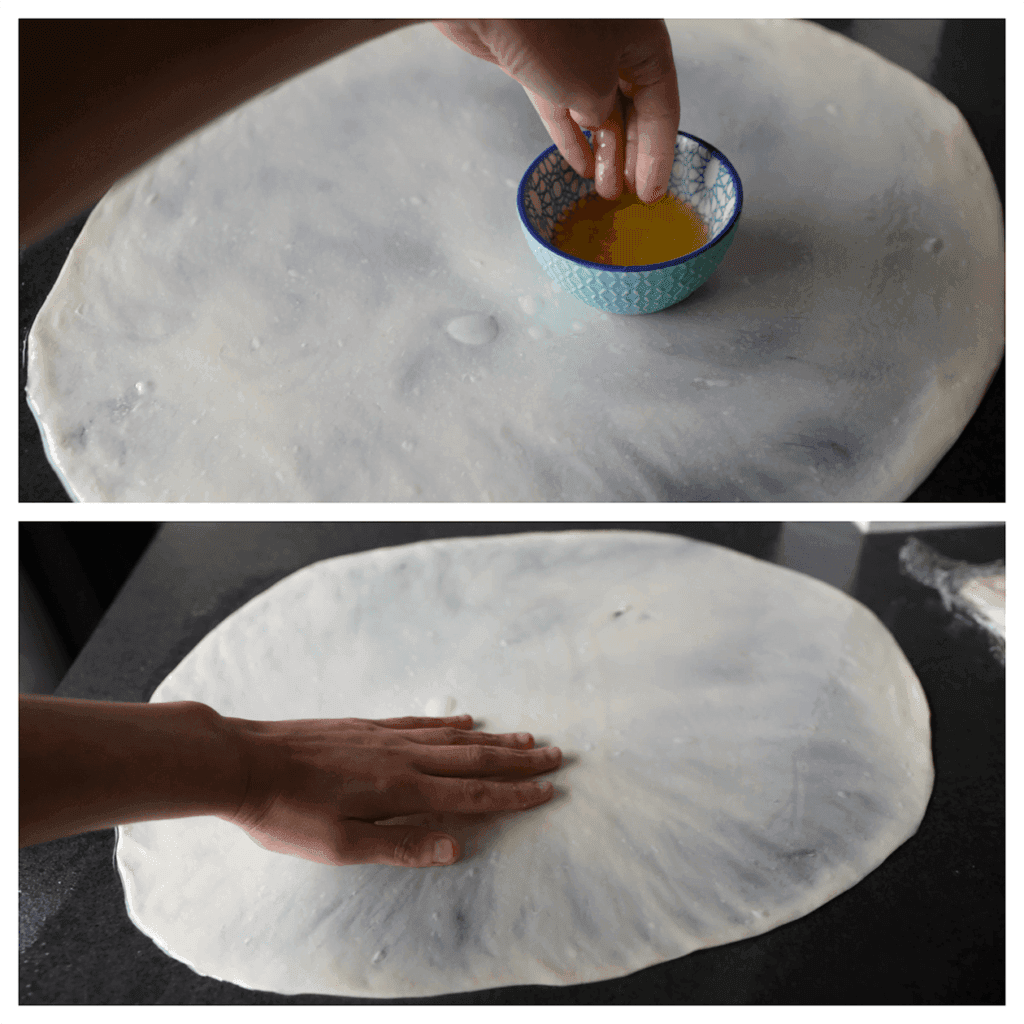 Smeer het roombotermengsel gelijkmatig over het deeg. Deze stap is optioneel, ga uit van je persoonlijke voorkeur.