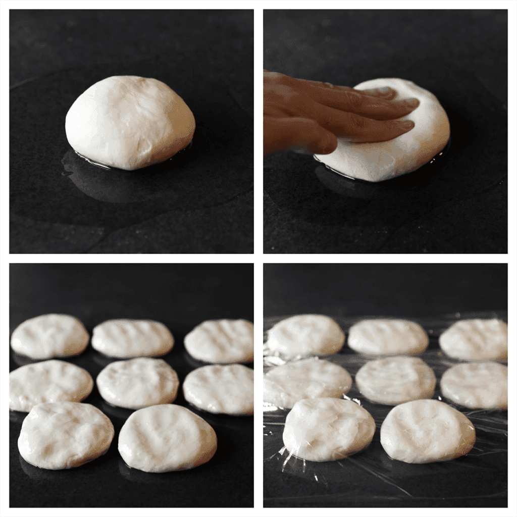 Verdeel wat zonnebloemolie over je werkplek (25 ml). Leg een bol deeg erop en druk iets plat. Herhaal deze stap. Dek af met huishoudfolie en laat 45-60 minuten staan.