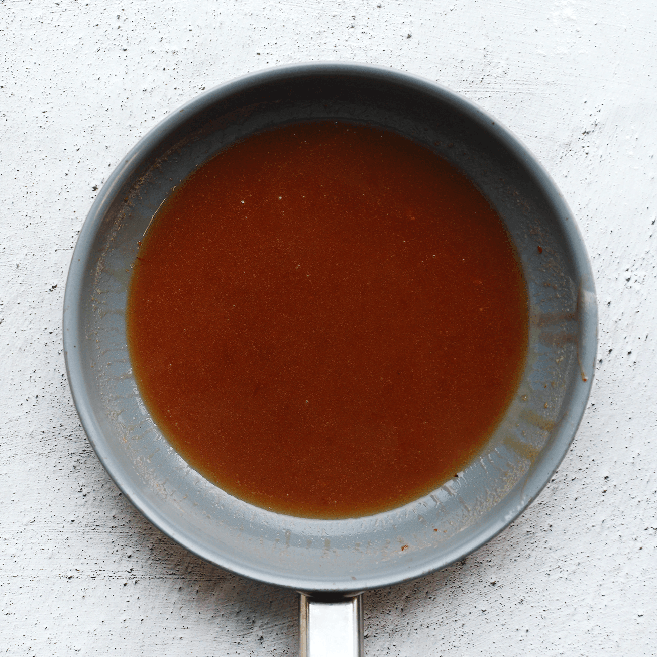 sticky saus maken in een koekenpan