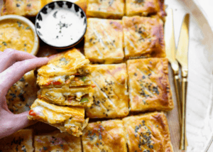 Bladerdeeghapjes met kip Kookmutsjes