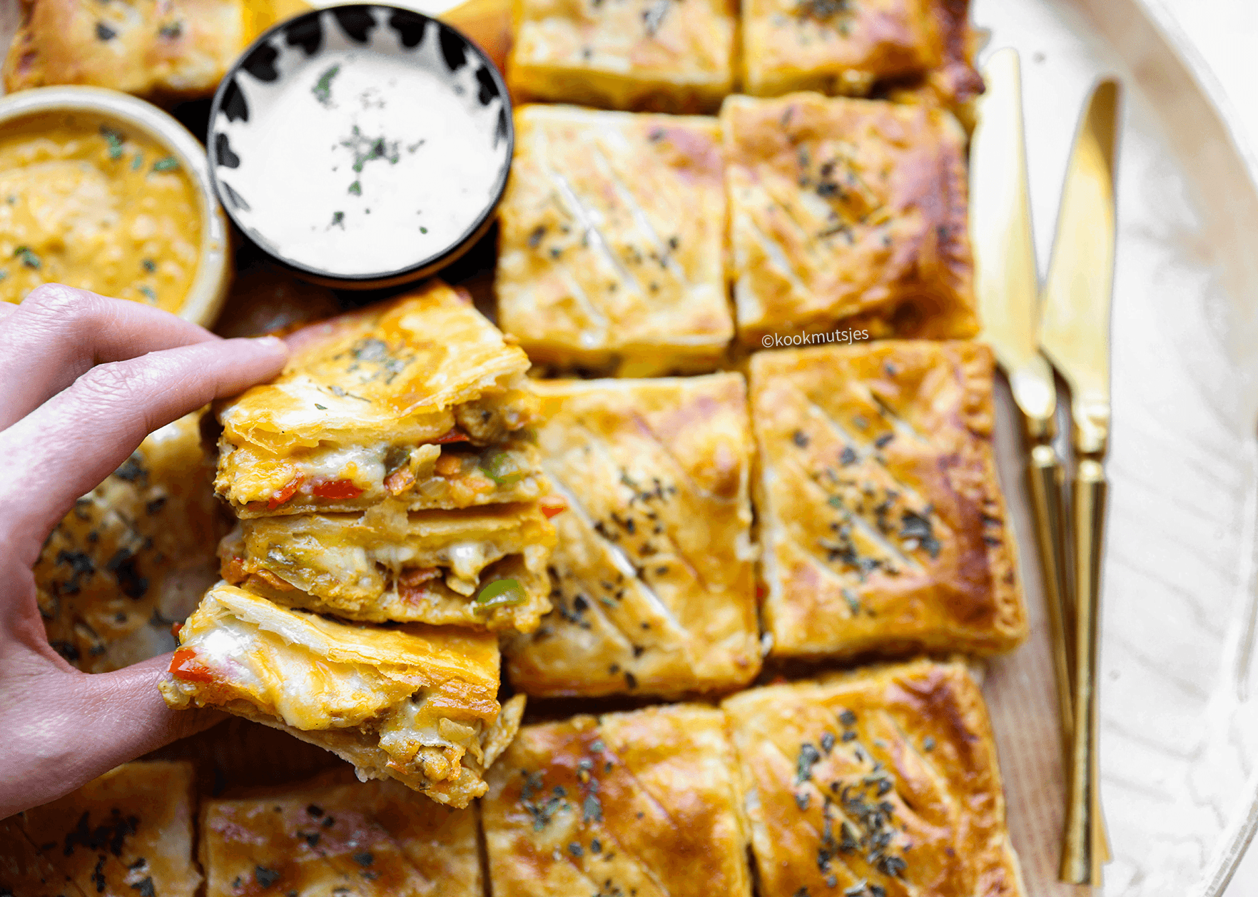 Bladerdeeghapjes met kip Kookmutsjes