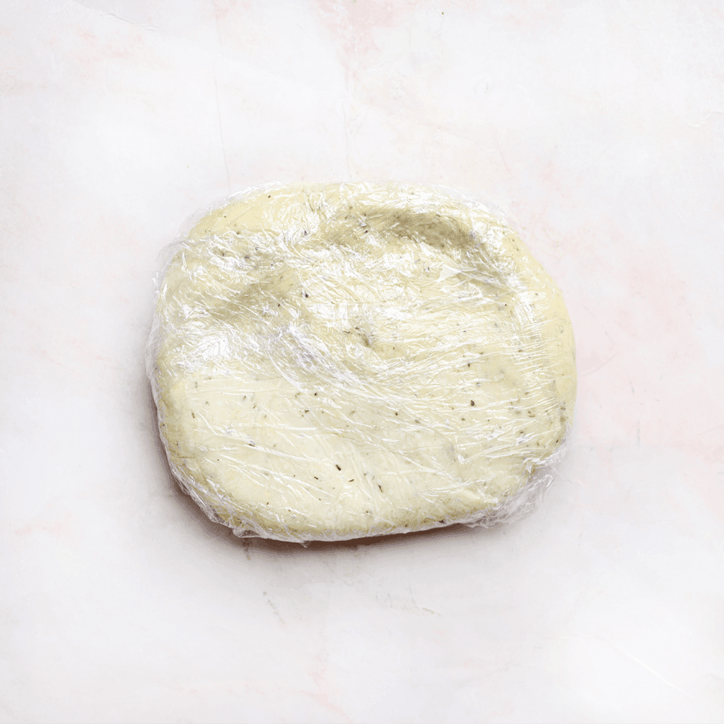 Haal het deeg uit de hakmolen en kneed even fijn. Bedek het deeg met een vel huishoudfolie en leg in de koelkast (wanneer je het tonijnmengsel hebt gemaakt, ga je hier weer mee verder).