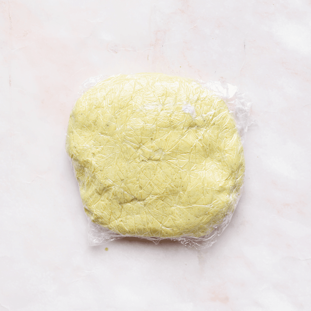 Pak het deeg op en kneed even fijn. Bedek het deeg met een vel huishoudfolie en leg in de koelkast (wanneer het gehaktmengsel is afgekoeld, ga je hier weer mee verder).