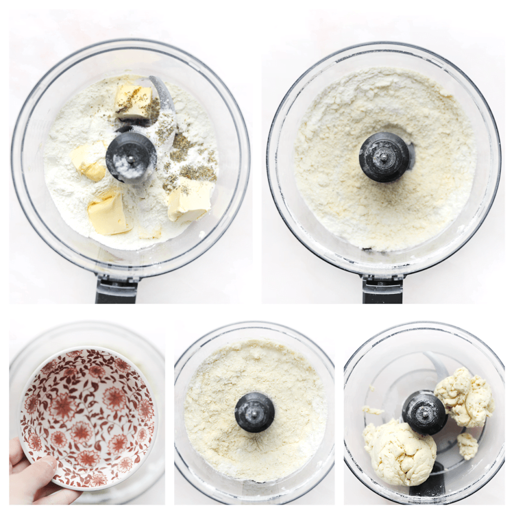 Doe de bloem, het zout, de Italiaanse kruiden en roomboter in een hakmolen. Maal fijn. Voeg het water toe en mix tot een geheel.