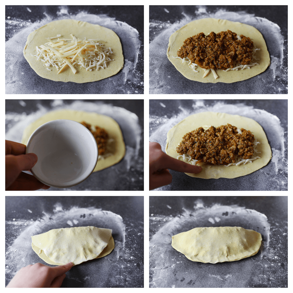 Strooi er wat geraspte kaas over als je hier van houdt. Voeg het gehaktmengsel toe (95 gr). Maak de randen vochtig met water. Vouw het deeg dubbel en maak deze goed dicht met je vingertoppen.