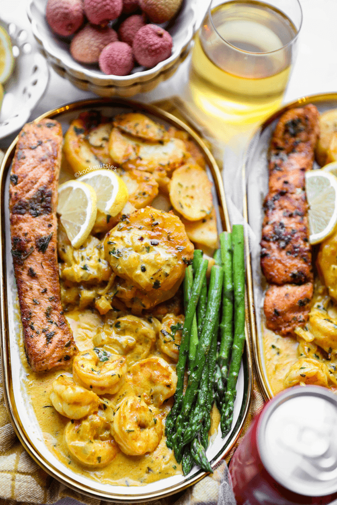 Verdeel de aardappelschijfjes, zalm en garnalen over een bord. Eet smakelijk!