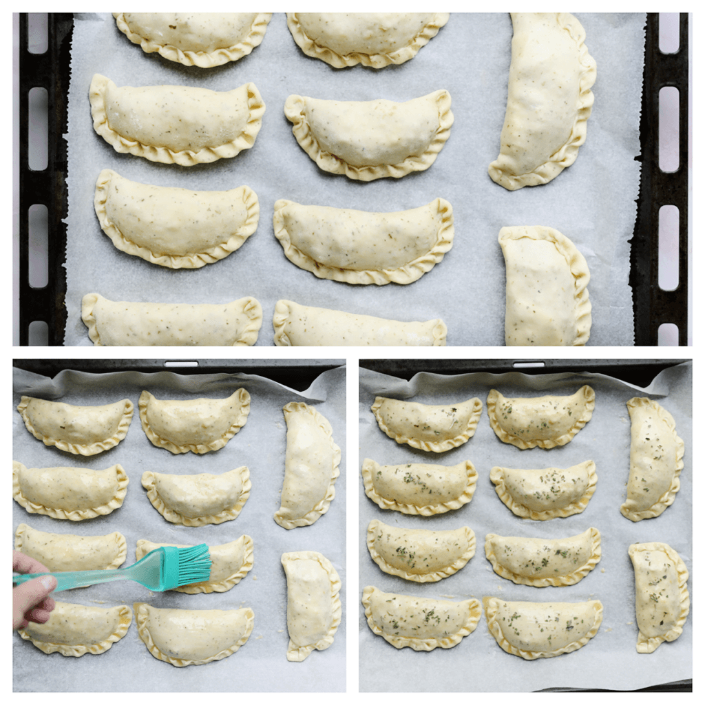 Leg de tonijn-pasteitjes op een bakpapier beklede bakplaat. Bestrijk deze met een geklutste ei en garneer met wat gedroogde peterselie.