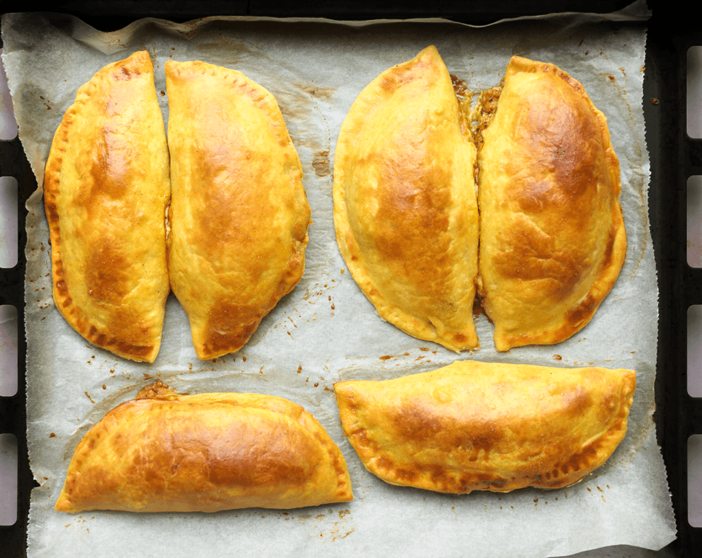 Zet de jamaican patties in een voorverwarmde oven op 200 ℃. Bak 15-20. minuten of tot de broodjes mooi bruin kleuren. Elke oven werkt anders, houd de baktijd na 15 minuten zelf in de gaten.