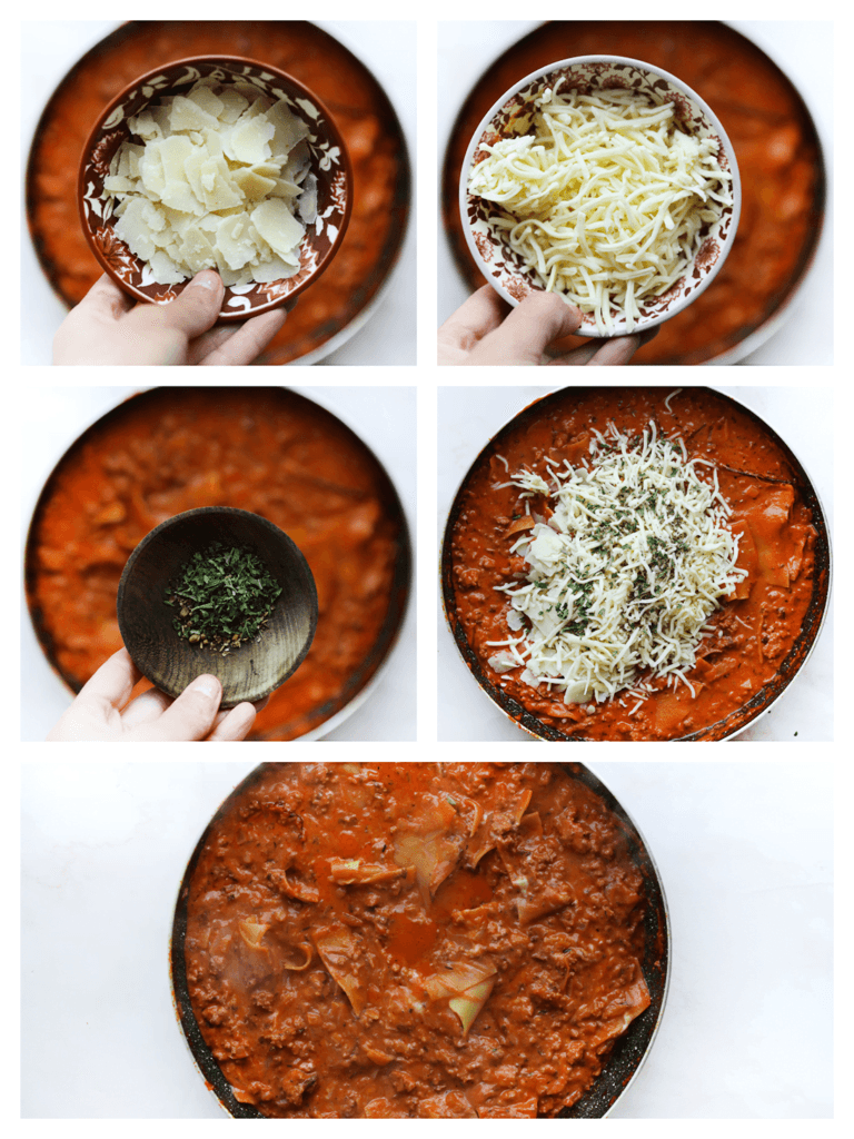 Voeg tenslotte de Parmezaanse kaas, geraspte mozzarella en gedroogde peterselie toe. Kook tot de kaas volledig is gesmolten.