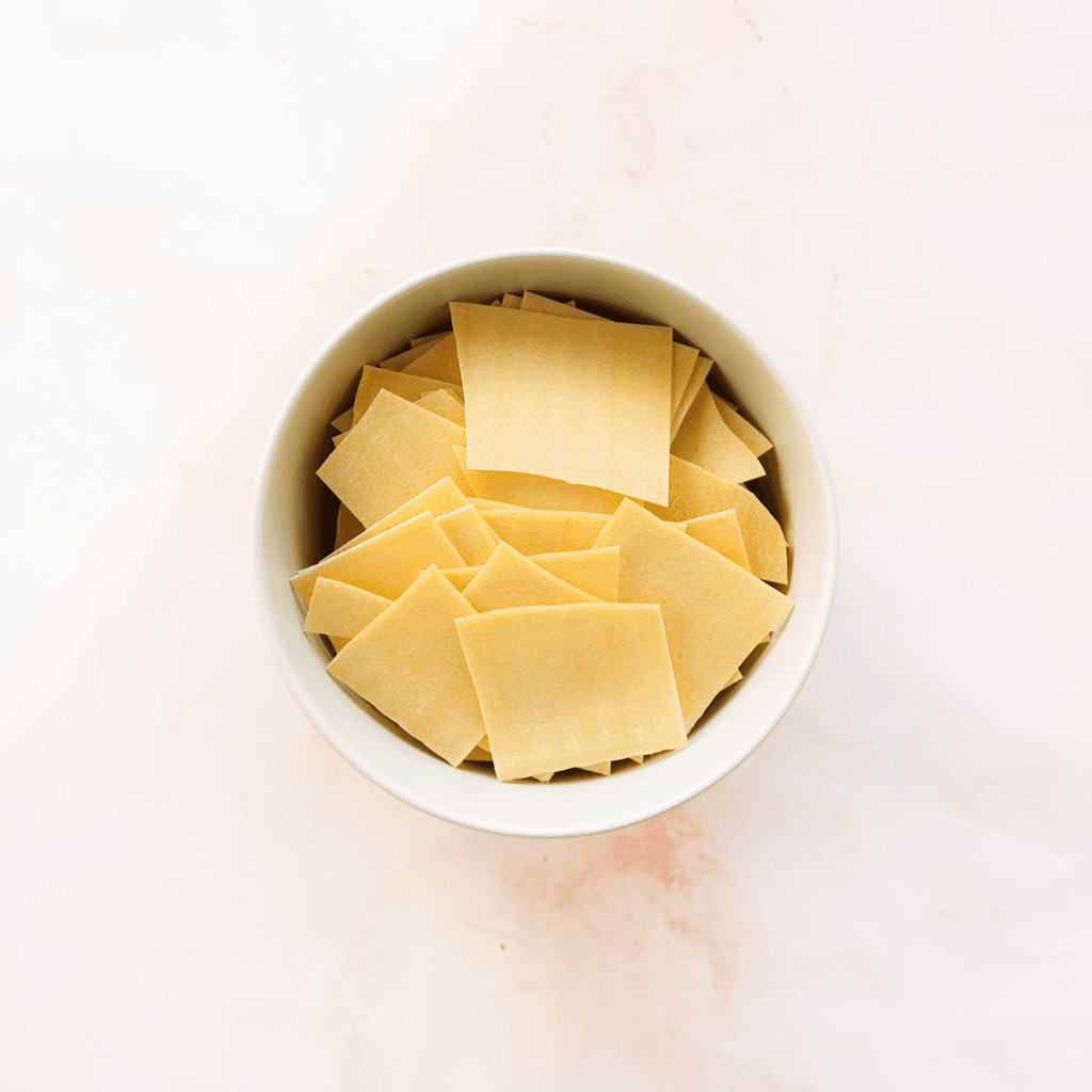 In de tussentijd kun je de lasagnebladen in stukken breken.