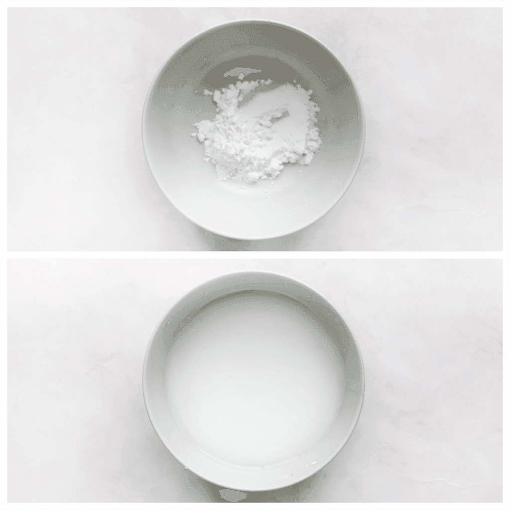 Doe de maïzena samen met het water in een kom. Meng goed.