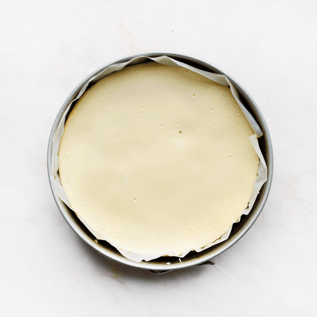 Zet de frambozen cheesecake in een voorverwarmde oven op 125 ℃. Bak 60-65 minuten of tot de zijkanten stevig zijn en het midden nog een beetje wiebelt. Schakel de oven uit en laat de cheesecake 1 uur in de oven liggen. Dit voorkomt dat de cheesecake inzakt/scheurt. 