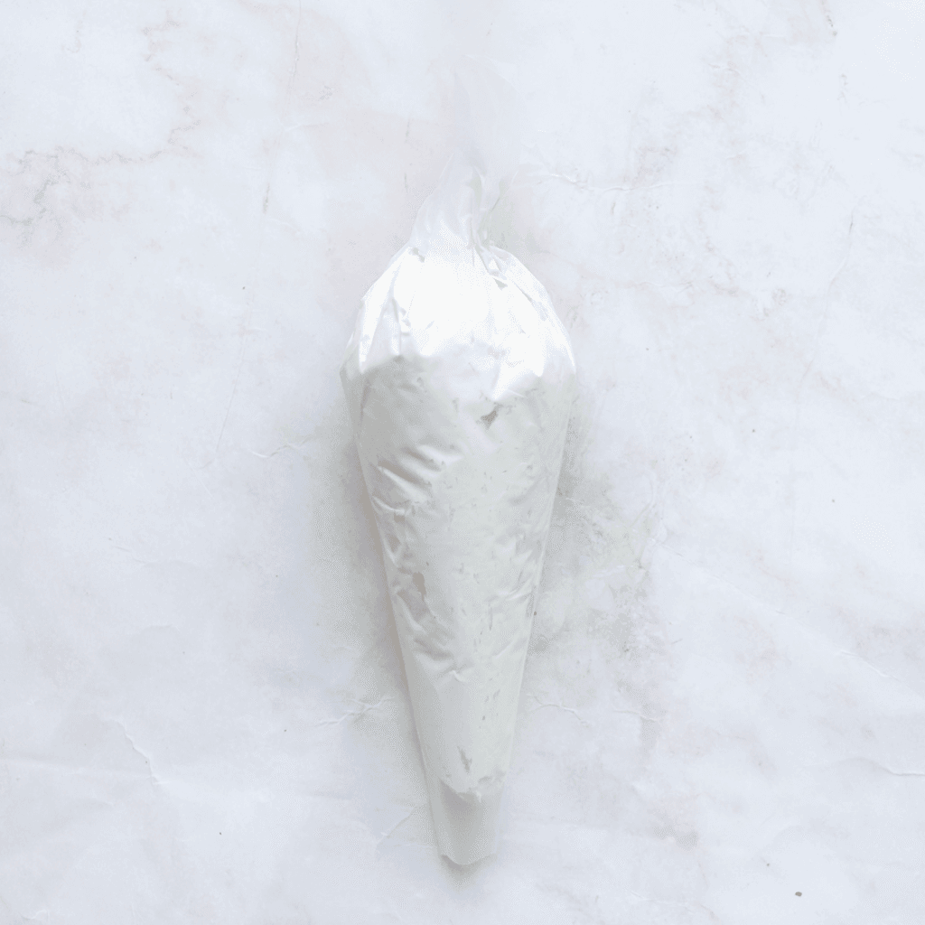 Doe de room in een spuitzak en leg deze even in de koelkast.