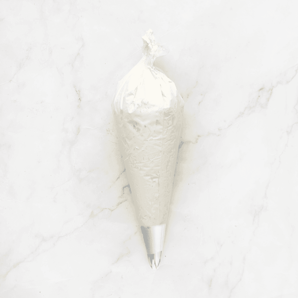 Doe de room in een spuitzak.