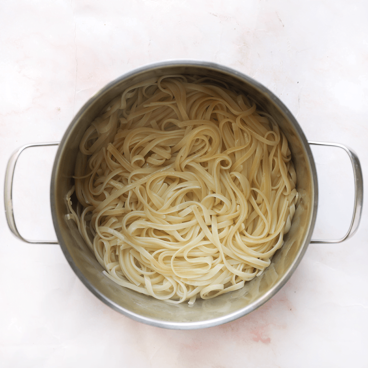 Linguine gaar koken in een pan met water