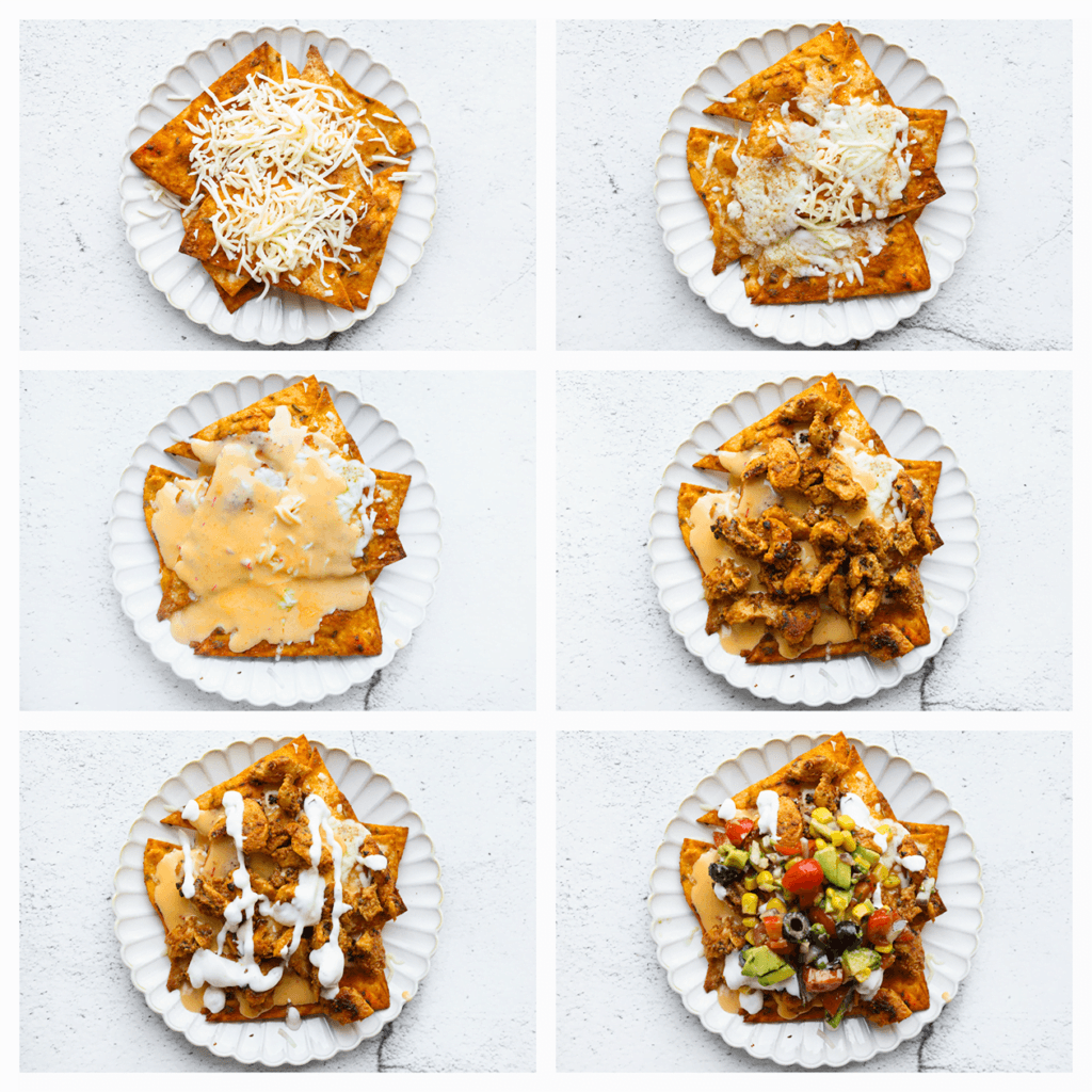 Verdeel de tortilla chips over een bord. Top het af met geraspte kaas, knoflooksaus, kaassaus, gebakken kip, knoflooksaus en de salade.