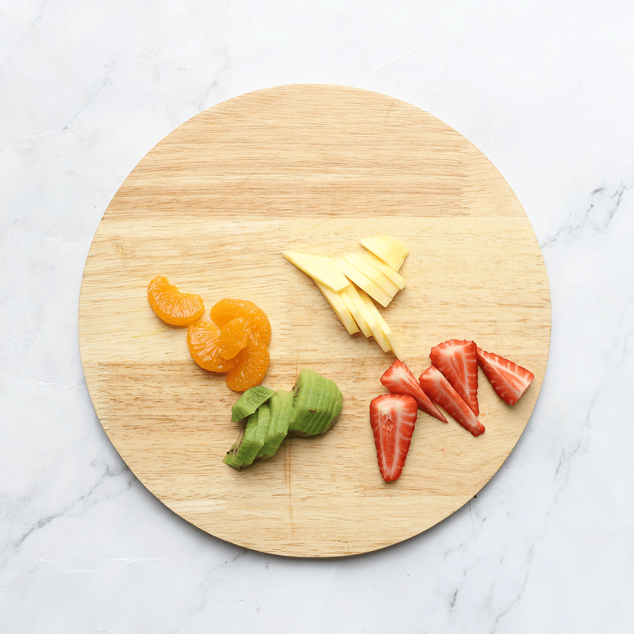 Vers fruit in stukken snijden