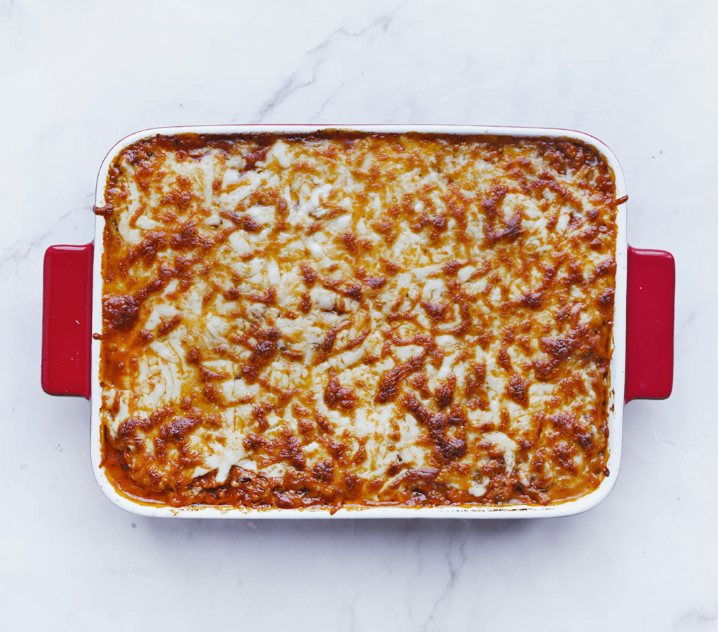 Zet de aardappel-gehaktschotel in een voorverwarmde oven op 220 ℃. Bak 10-12 minuten of tot de kaas goudbruin is gekleurd.