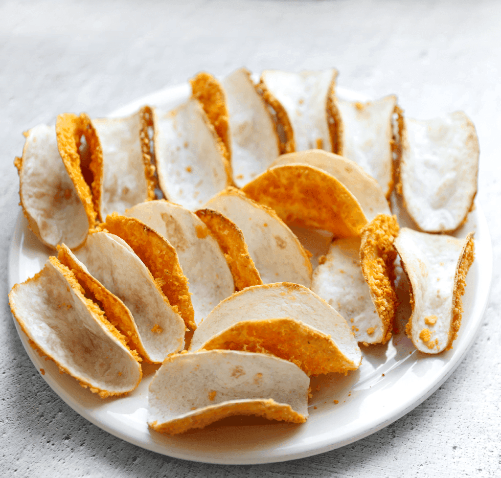 Haal de Bugles-taco's uit de muffinbakvorm en zet ze apart.