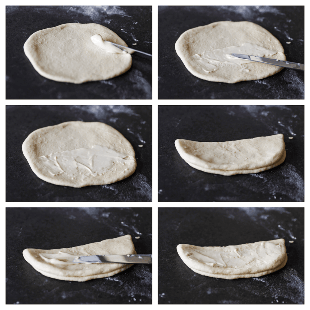 Doe er wat smeerkaas op en smeer deze goed uit over een helft. Vouw het deeg dicht. Smeer er weer wat smeerkaas op. Herhaal de werkwijze.