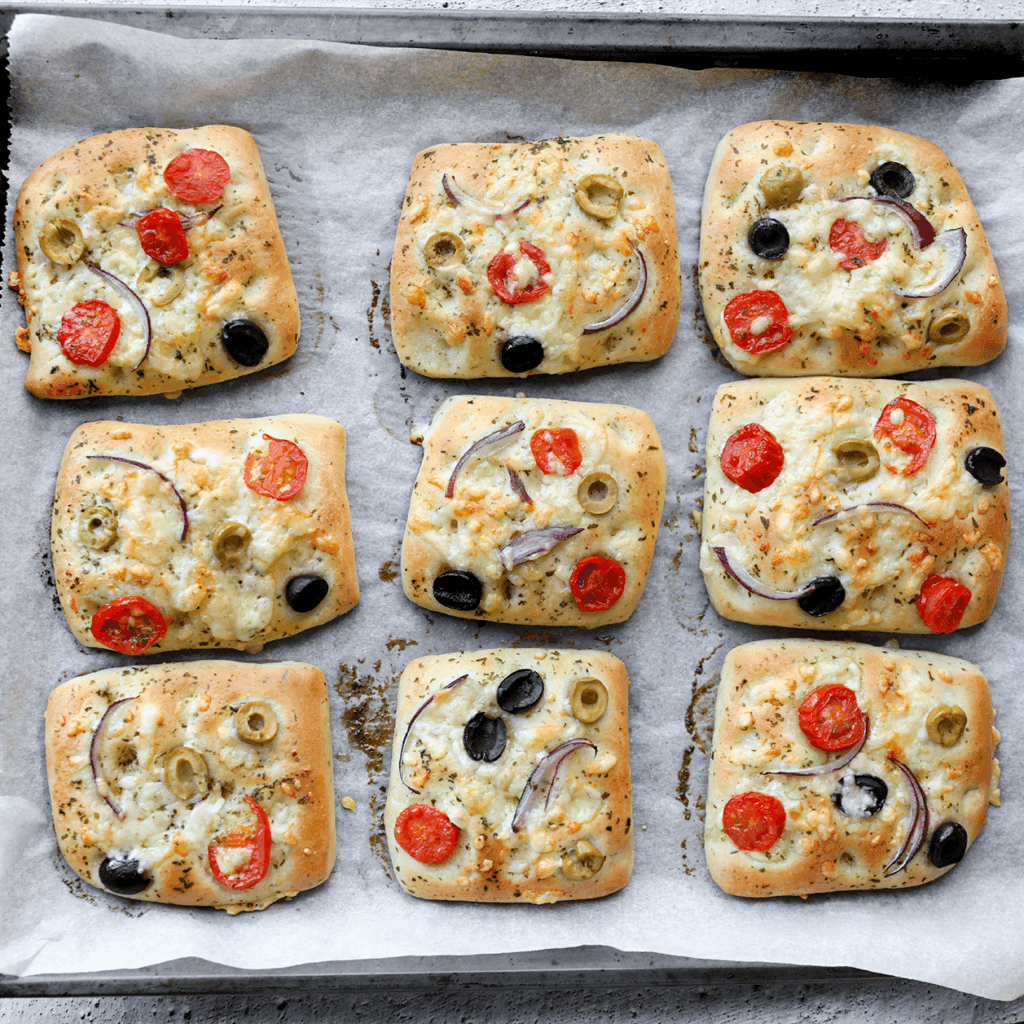 Zet de focaccia in een voorverwarmde oven op 200 ℃ en bak gedurende 12-18 minuten. Houd de baktijd goed in de gaten omdat elke oven anders werkt. Dek de focaccia direct af met een theedoek, zodat deze lekker zacht blijft.